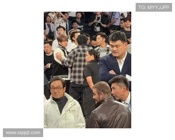 成龙贝克汉姆亮相NBA中国赛现场获赠篮网专属球衣引全场热议 成龙贝克汉姆亮相NBA中国赛现场获赠篮网专属球衣引全场热议