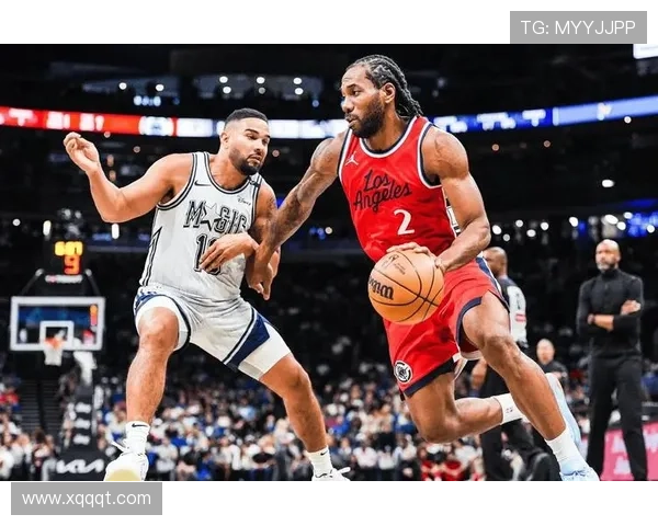 莱昂纳德首节高效发挥率队强势开局砍下9分3板2助展现核心统治力